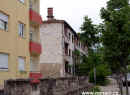 Typick paradox souasn Bosny - rozstlen dm vedle nov zstavby - Mostar