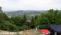 Vhled z msta konn vstavy - pod nmi San Marino, v dlce moe a pmosk rekrean letoviska.